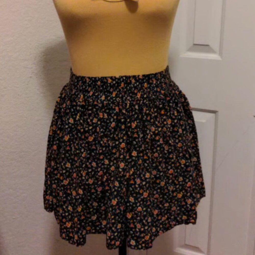 Juniors Floral Skirt  Short Skirt  Size Small  Forever 21